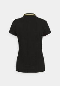 Sort kortærmet polo shirt med en guldfarvet ribbet krave, glat stof og tætsiddende design. Ensfarvet ryg uden synlige logoer.