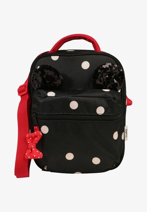 Sac à dos enfant noir à pois blancs, sangle rouge réglable et poignée, oreilles de souris noires en sequins, et tirette de fermeture éclair en forme de nœud à pois rouges.