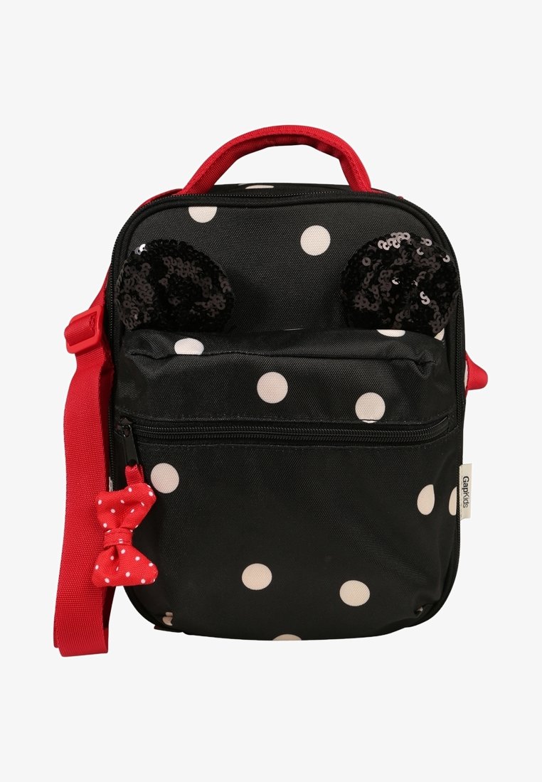 Sac à dos enfant noir à pois blancs, sangle rouge réglable et poignée, oreilles de souris noires en sequins, et tirette de fermeture éclair en forme de nœud à pois rouges.