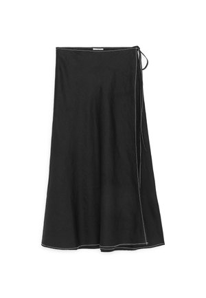 Čierna sukňa v tvare písmena A s bielym kontrastným prešitím a detailom bočného zaviazania, zobrazená natesno na bielom pozadí.