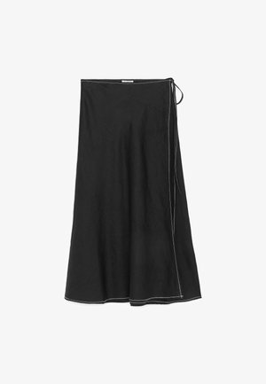 Falda negra de línea A con costuras en contraste blanco y detalle de lazo lateral, mostrada plana sobre un fondo blanco.