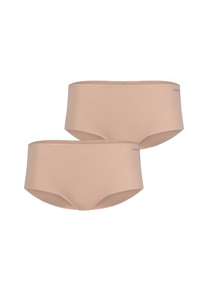 Zwei nahtlose, hautfarbene Hipster-Damenslips mit glatter Oberfläche und kleinem "SKINY" Logo am Bund.