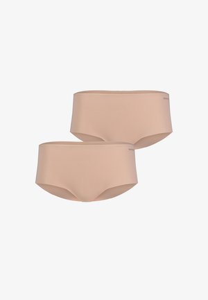 Zwei nahtlose, hautfarbene Hipster-Damenslips mit glatter Oberfläche und kleinem "SKINY" Logo am Bund.