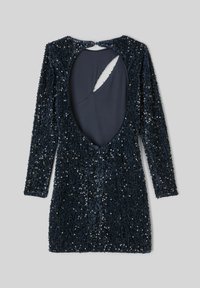 Robe en sequins bleu marine avec des manches longues, un dos en V profond et un détail découpé. Doublure lisse contrastant avec l'extérieur texturé. Fermeture éclair à l'arrière.