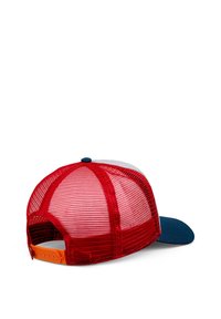 Rød mesh baseball cap med en mørkeblå skygge og en orange justerbar rem. Har en rund form og et ventileret design for åndbarhed.