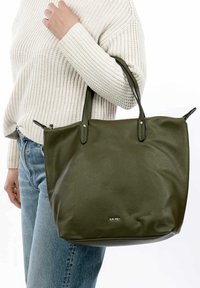 Sac fourre-tout en cuir vert olive avec une surface texturée, poignées supérieures doubles et accents en métal argenté. Nom de la marque affiché à l'avant.