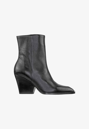 Stivaletti neri in pelle con punta affusolata e tacco in legno a cono. Texture liscia con un design elegante.
