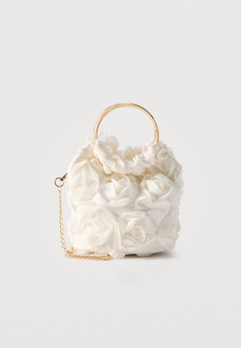 Λευκή τσάντα χειρός διακοσμημένη με υφασμάτινα τριαντάφυλλα, με χρυσή κυκλική λαβή και χρυσή αλυσίδα ιμάντα σε απλή φόντο.