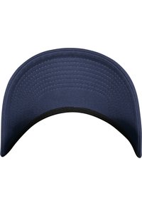 Căciulă albastru închis cu vizieră curbată, material texturat și partea inferioară neagră. Fără modele sau detalii de accesorii vizibile. Design simplu și structurat.