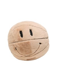 Cómoda almohada redonda de felpa en beige, que se asemeja a un baloncesto, presenta ojos negros bordados y una boca sonriente, con una textura suave y costuras visibles.