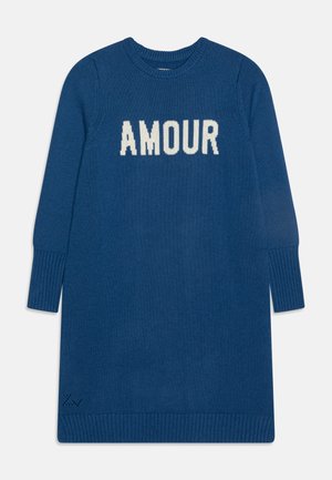 Robe en tricot bleue avec bords côtelés. Affiche un grand texte blanc "AMOUR" sur la poitrine. Manches longues avec une coupe décontractée.