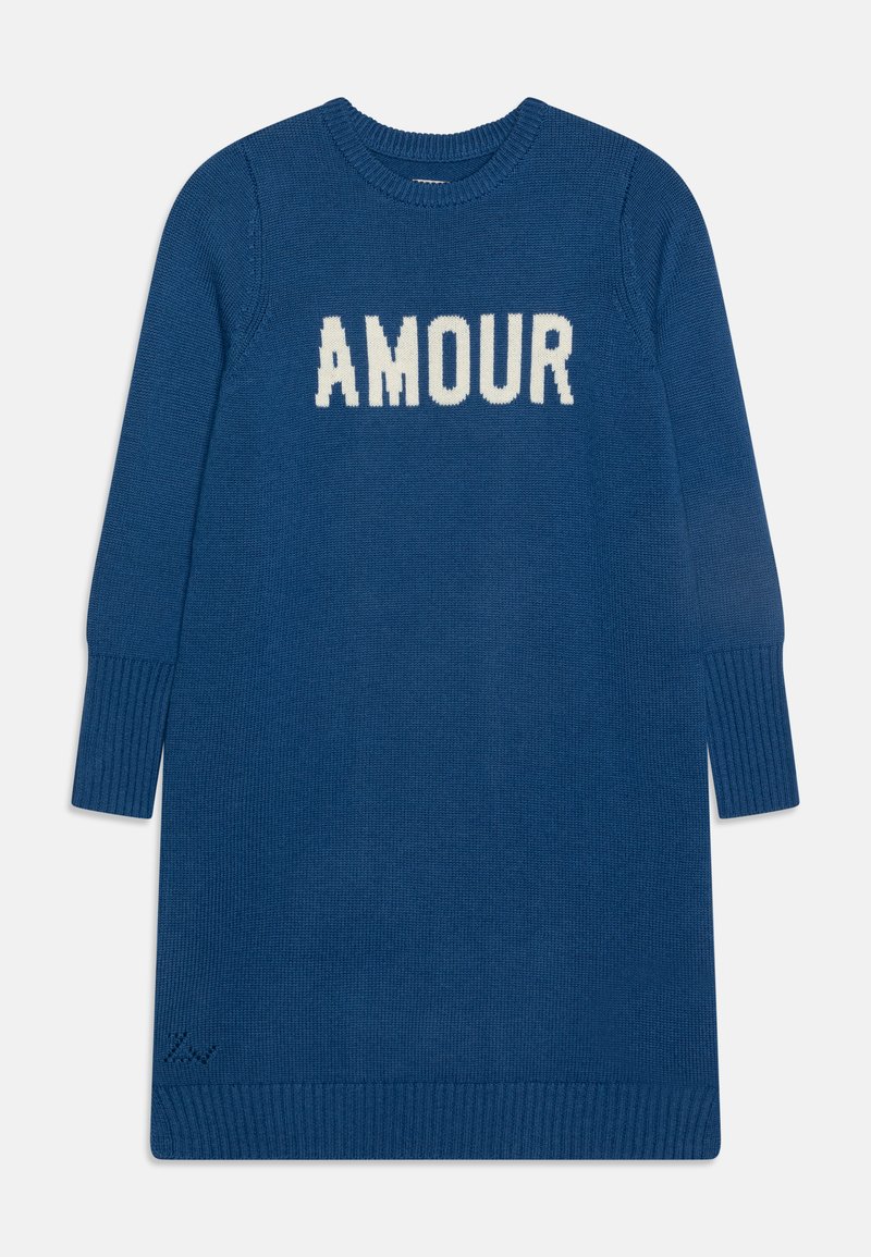 Blauwe gebreide jurk met geribbelde randen. Toont grote witte "AMOUR" tekst over de borst. Lange mouwen met een ontspannen pasvorm.