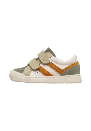 Scarpa da ginnastica bassa per bambini in camoscio beige e verde, strisce arancioni e due strap beige con velcro su suola bianca.