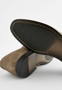 Next Belebújós cipők - taupe brown
