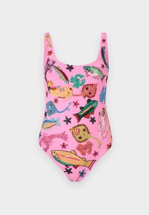 Maillot de bain une pièce rose orné de motifs colorés de poissons brodés et pailletés, de créatures marines et d'étoiles de mer.