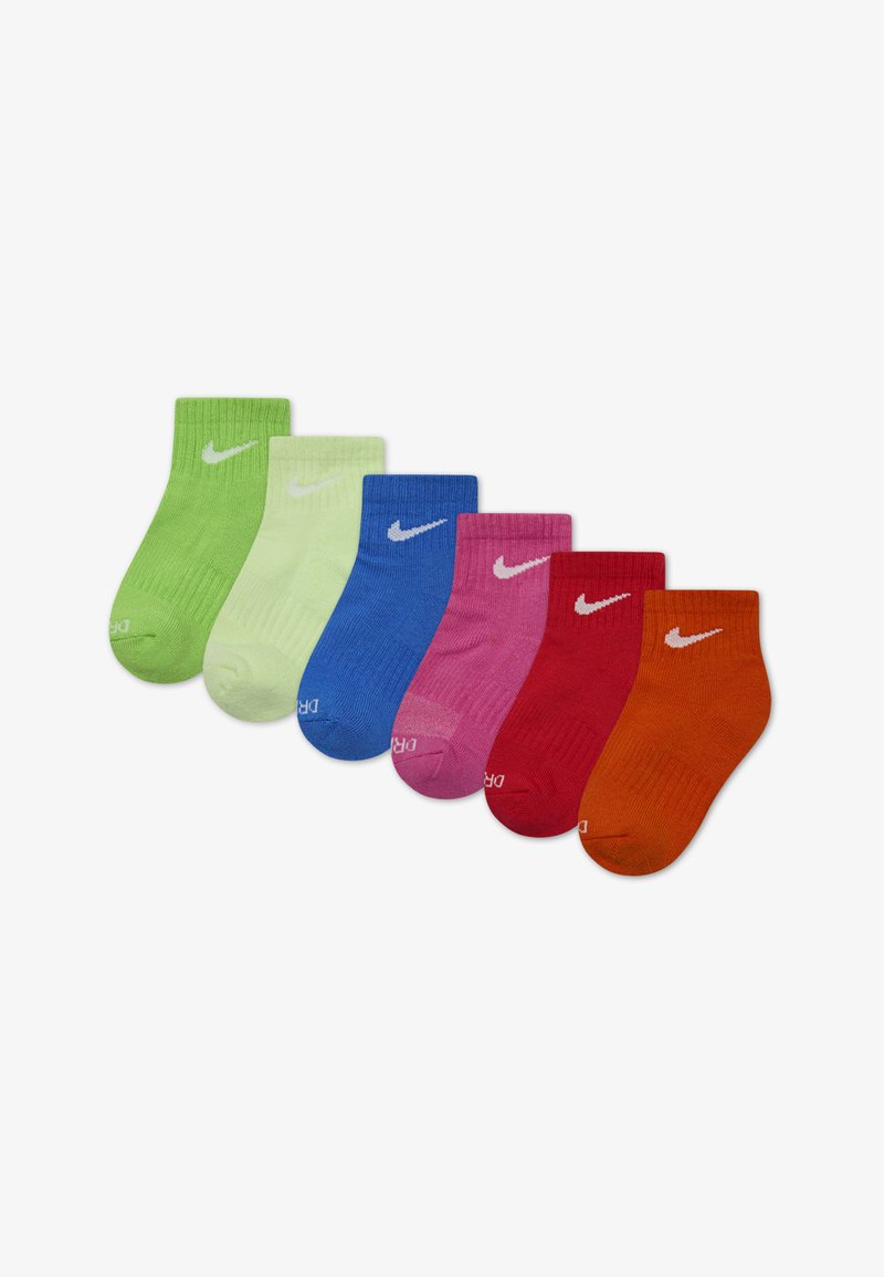 Conjunto de seis calcetines de tobillo en verde claro, verde pálido, azul, rosa, rojo y naranja, con textura acanalada y logo de Nike en blanco en cada uno.