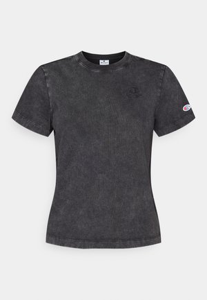 Schwarzes Baumwoll-T-Shirt mit kurzen Ärmeln und Rundhalsausschnitt, mit einem kleinen Logo auf der Brust und einem zusätzlichen Logo auf dem Ärmel, strukturierte Oberfläche.