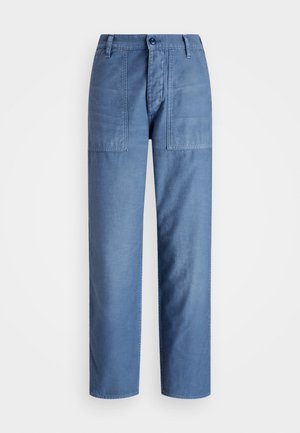 Pantalon en denim bleu clair avec une coupe droite, doté de deux poches avant et d'une fermeture à bouton à la taille. Texture lisse.