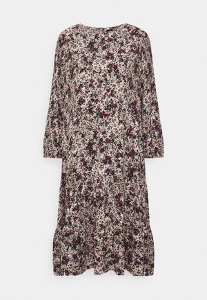 Robe fleurie à manches longues, coupe ample, avec motif rose, bordeaux et vert, dotée d’un col rond et d’un ourlet volanté.