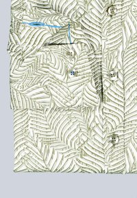 Kurzarmhemd aus weißem und grün gemustertem Stoff, mit einem strukturierten Blätterdesign, Knopfleiste und einer Brusttasche mit kontrastierender Naht.