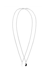 Zilverkleurige kettingen met zwart-witte yin-yang hangers. De schakels zijn slank en gedraaid, met veilige sluitingen.