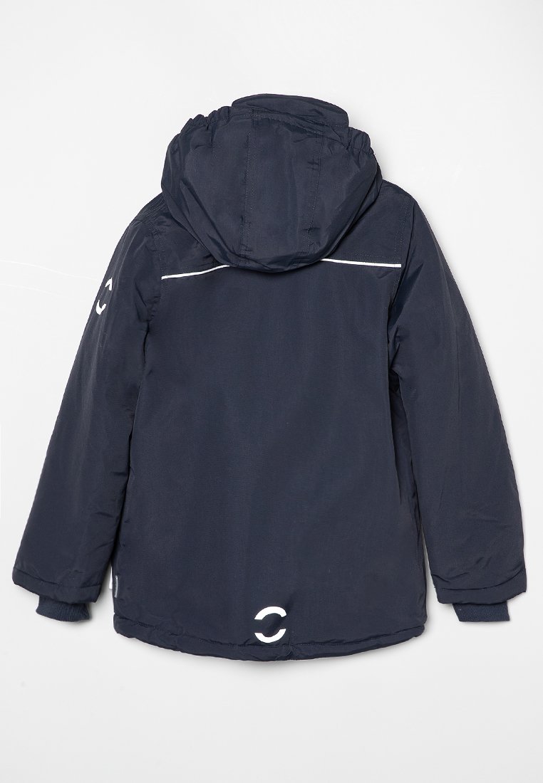 Giacca imbottita blu navy con cappuccio, dotata di dettagli bianchi e una striscia riflettente sulle spalle. Texture morbida, maniche lunghe.