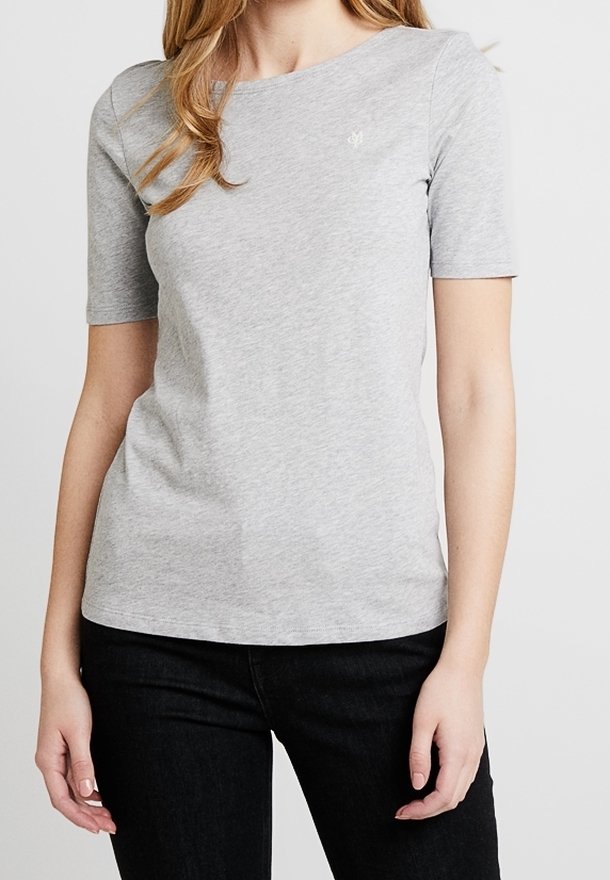 Grå bomulds t-shirt med korte ærmer, rund hals og en lille logodetalje på brystet, kombineret med sorte jeans.