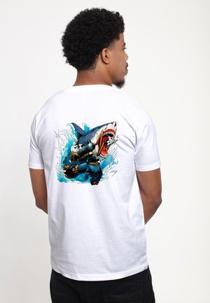 BOLT PRODUCTION ASSETS LIES OF P LEGION ARM PUPPET STRING - Print T-shirt - white