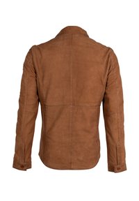 Bruine suède jas met een eenvoudige kraag, achternaden en knoopmanchetten. Gladde textuur, getailleerde pasvorm, geen zichtbare merknaam of versieringen.