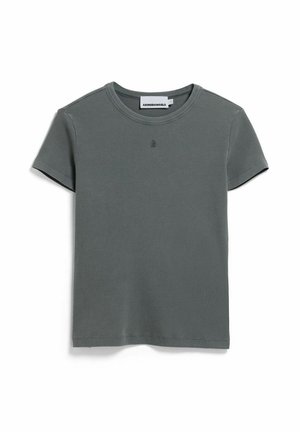 Graues, geripptes T-Shirt mit rundem Ausschnitt und kurzen Ärmeln. Mit einem kleinen Logo auf der Brust. Der Stoff wirkt weich und strukturiert.