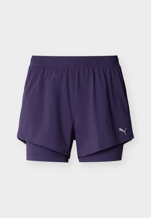 Shorts de sport pour hommes à couches violettes avec taille élastique et logo Puma sur la partie inférieure de la jambe droite.