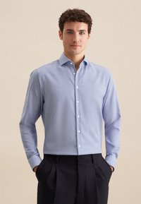 Camicia a quadri blu e bianca, design con bottoni, maniche lunghe, colletto stretto, tessuto di cotone, texture liscia, vestibilità standard.