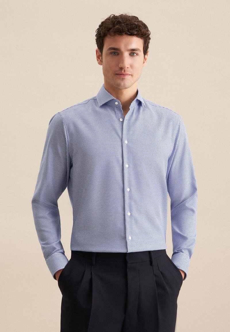 Camicia a quadri blu e bianca, design con bottoni, maniche lunghe, colletto stretto, tessuto di cotone, texture liscia, vestibilità standard.
