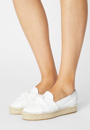 Hvide espadrille sko med et knyttet fordesign, vævet jute mellemsål og en glat læderfinish. Rund tå og åben bag.