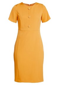 Vestido amarillo de tela suave, con mangas cortas, escote redondo, acentos de botones en la parte delantera y una silueta ajustada.