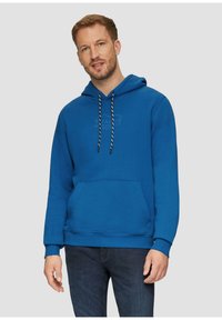 Blauwe hooded sweatshirt gemaakt van zachte stof, met een kangoeroezak, en trektouwtjes met zwart-witte accenten, en een tekstlogo op de borst.