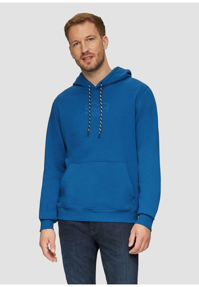 Blauwe hooded sweatshirt gemaakt van zachte stof, met een kangoeroezak, en trektouwtjes met zwart-witte accenten, en een tekstlogo op de borst.