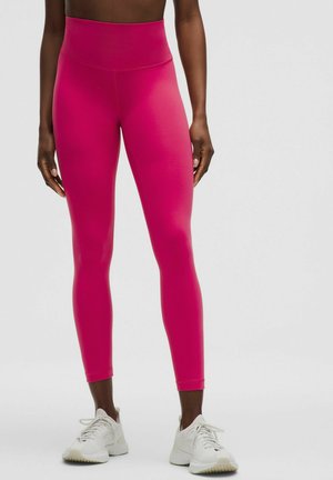 Leggings de tiro alto ajustados en un vibrante color rosa, fabricados con una tela suave y elástica. Presentan un diseño elegante y un corte a la altura del tobillo.