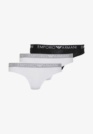 Trois paires de tongs Emporio Armani en blanc, gris et noir. Chacune présente une ceinture élastique contrastante avec le logo de la marque.