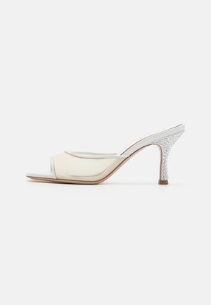 GEDEBE DITA HEEL - Mules de tacón - white