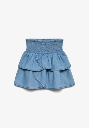 Mini-jupe en denim bleu à volants avec taille élastique smockée et couches de volants superposées sur fond blanc.