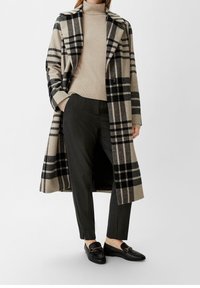 comma Sweter