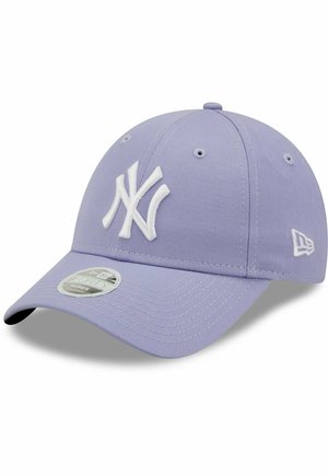 Lila Basecap mit einem weißen New York Yankees-Logo, strukturierter Design, flachem Schirm und einem silbernen Größenaufkleber auf dem Visier.