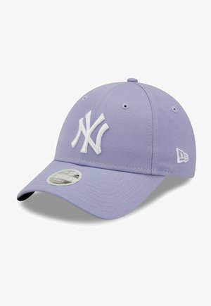 Gorra de béisbol morada con un logo blanco de los New York Yankees, diseño estructurado, visera plana y una pegatina plateada de tamaño en la visera.