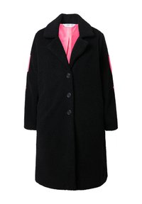 Cappotto nero e fluffy con colletto a falda, tre bottoni e fodera rosa. Presenta accenti rosa sulle maniche. Design di lunghezza intermedia.