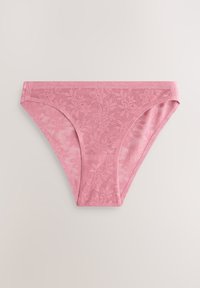 Culotte en dentelle rose avec des motifs floraux, une texture semi-transparente et une coupe taille basse avec des bords lisses.