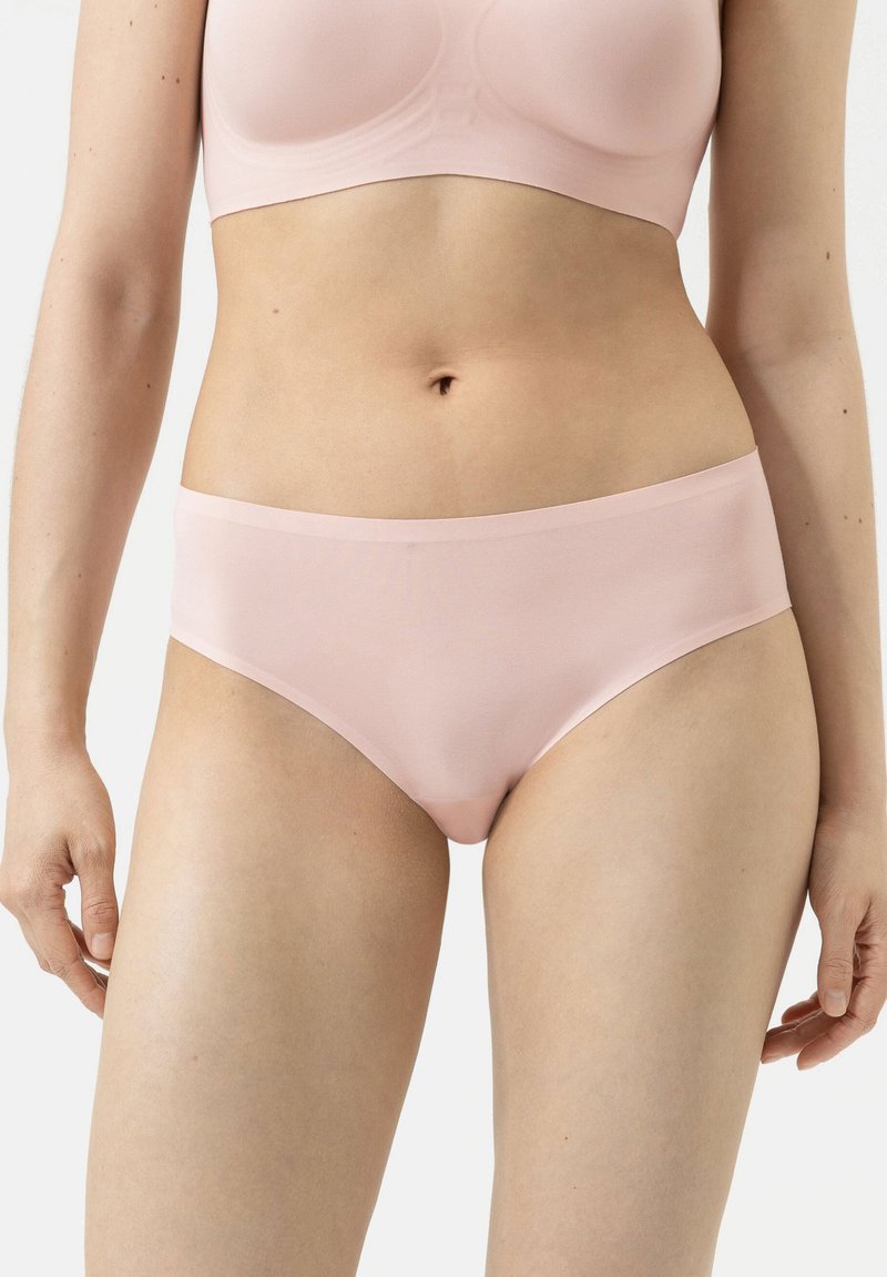 Lichtroze, naadloze onderbroek met een gladde textuur, een laag uitgesneden ontwerp en een minimalistische elastische tailleband. Past dicht op het lichaam.