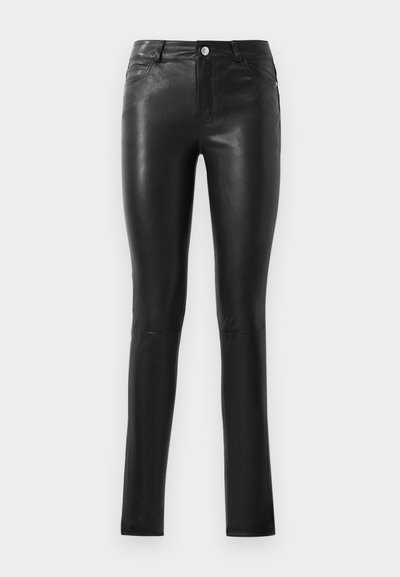 Zwarte leren broek met een aansluitend ontwerp, gladde textuur, middelhoge taille en subtiele stiksels. Voorzien van voorkruiszakken en een metalen knop.