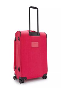 Roter Koffer mit einem strukturierten Stoffbezug, ausziehbarem schwarzen Griff, vier Rollen und einem vorderen Ausweisfach. Kompaktes und aufrechtes Design.