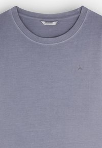 T-shirt viola chiaro a maniche corte realizzata in tessuto morbido, con scollo a girocollo e piccolo logo ricamato sul petto.